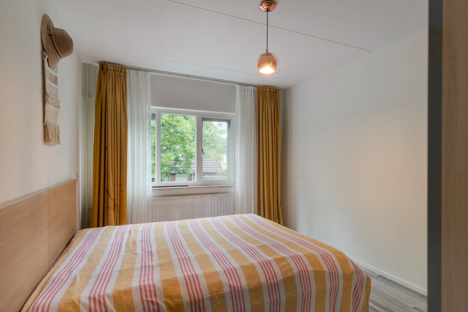 Keurige 5-kamer tussenwoning met fraaie keuken en badkamer, ruime achtertuin en gelegen op eigen grond! 