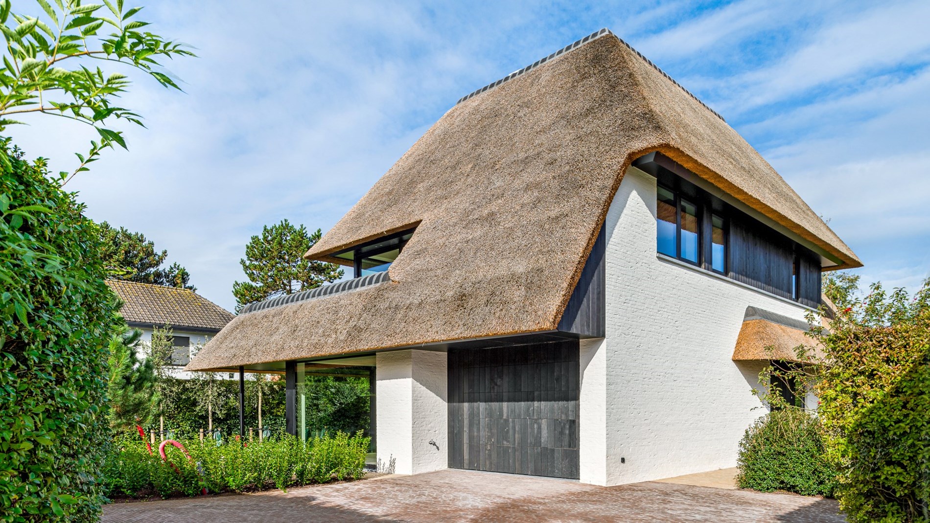 Indrukwekkende nieuwbouwvilla in hartje Zoute op enkele passen van de golf te Knokke. 