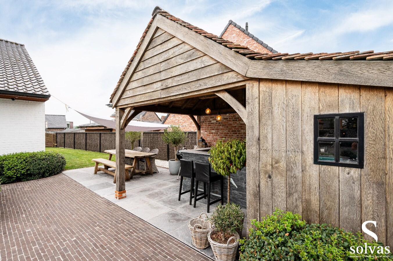 Instapklare woning met loods en prachtig aangelegde tuin en zwembad 