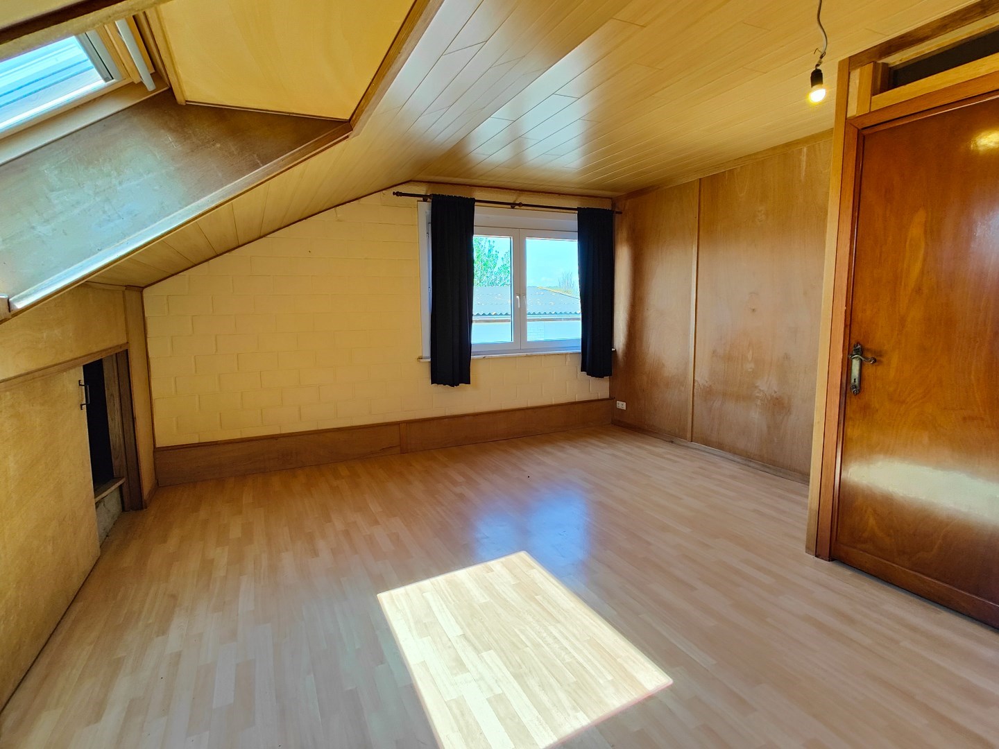 Ruime villa met loods op 1.689 m&#178; – zuidgerichte tuin en tal van mogelijkheden 