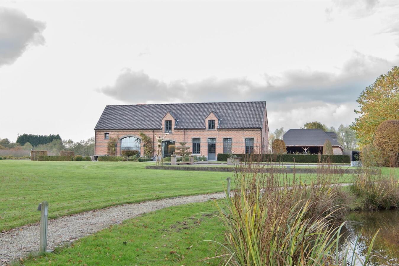 Exclusieve, hoogwaardig gerenoveerde hoeve op ca. 16 ha te Lier 