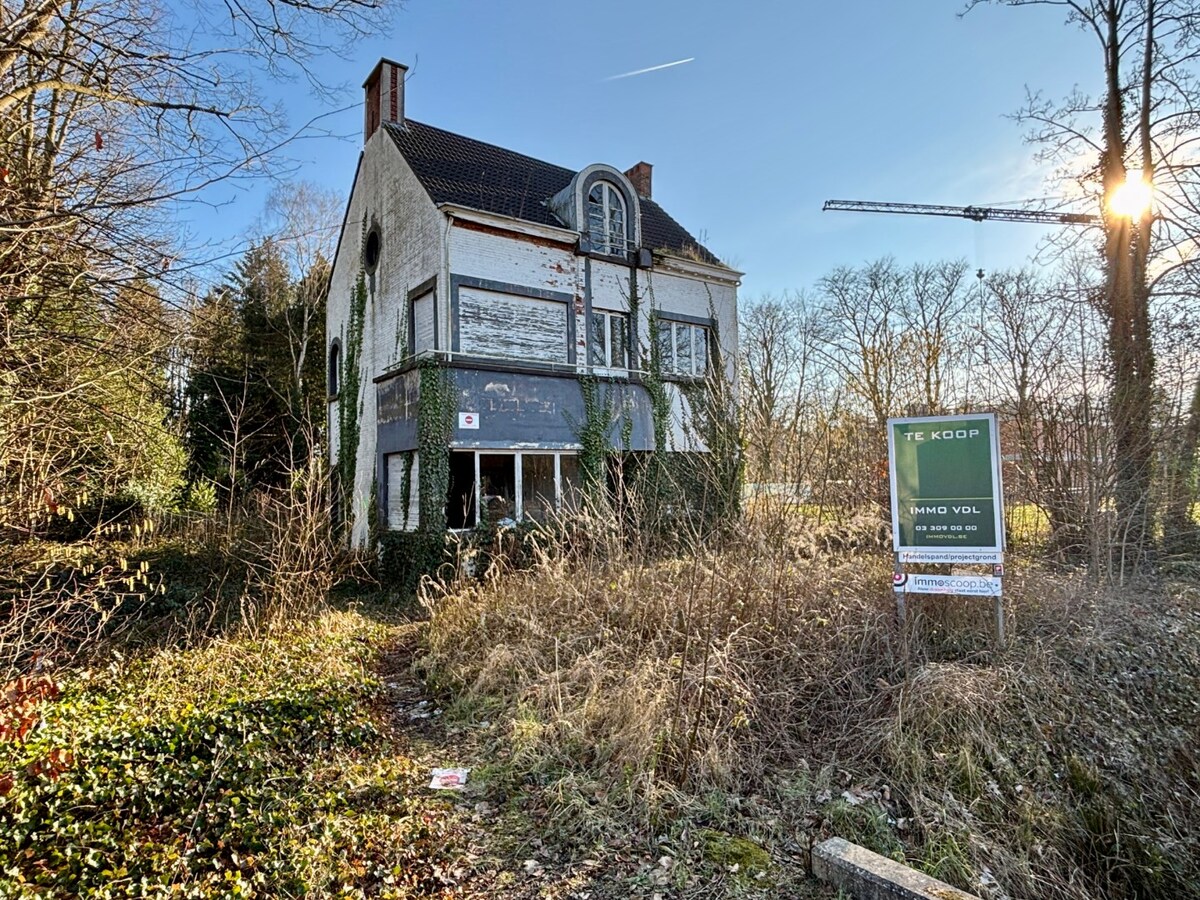 Projectgrond op een perceel van 2.579 m&#178; met 24 meter straatbreedte. 