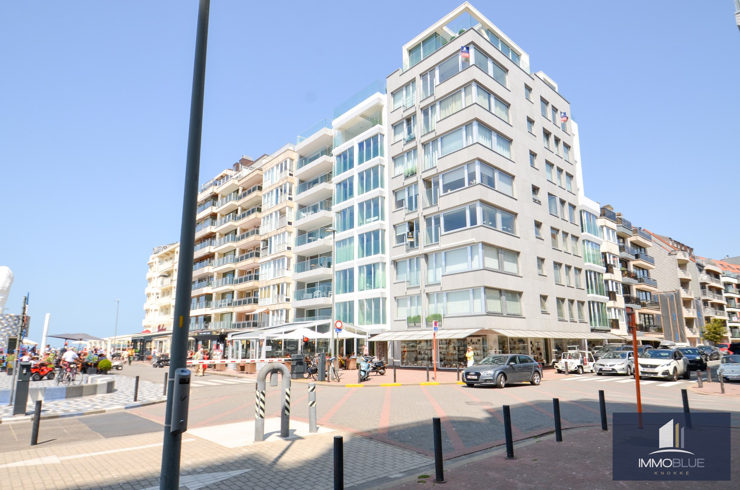 Appartement d&#39;angle exceptionnel, enti&#232;rement r&#233;nov&#233;, avec vue frontale sur la mer. 