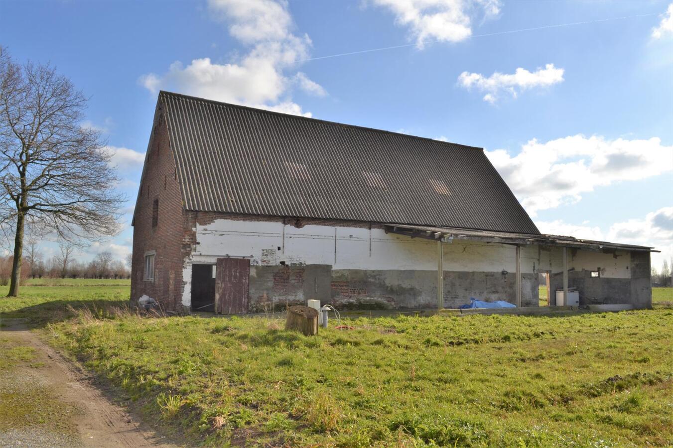 Exclusief landhuis in Vlaamse hoevestijl met bijgebouwen op ca. 2ha te Beernem 