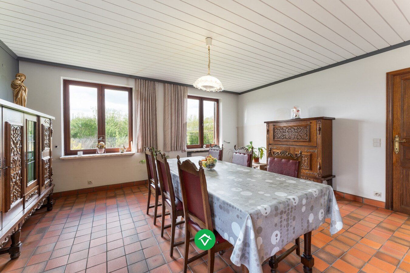Alleenstaande woning met drie slaapkamers en dubbele inpandige garage te huur 