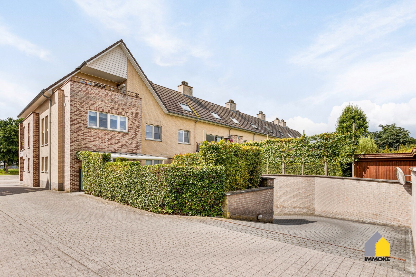 Instapklaar appartement met 2 slpk, zonneterras, garage en kelderberging. 