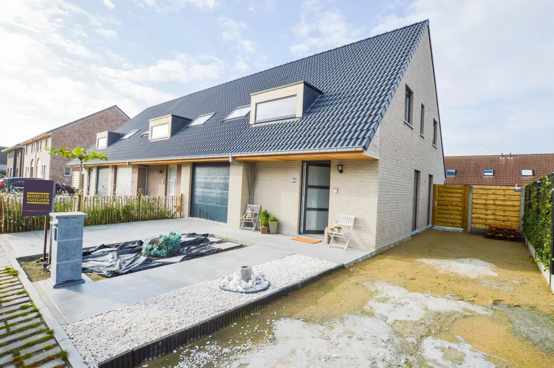 Prachtige en recente nieuwbouwwoning (2018) met 4 slaapkamers, tuin en garage in een rustige woonwijk in Torhout. 