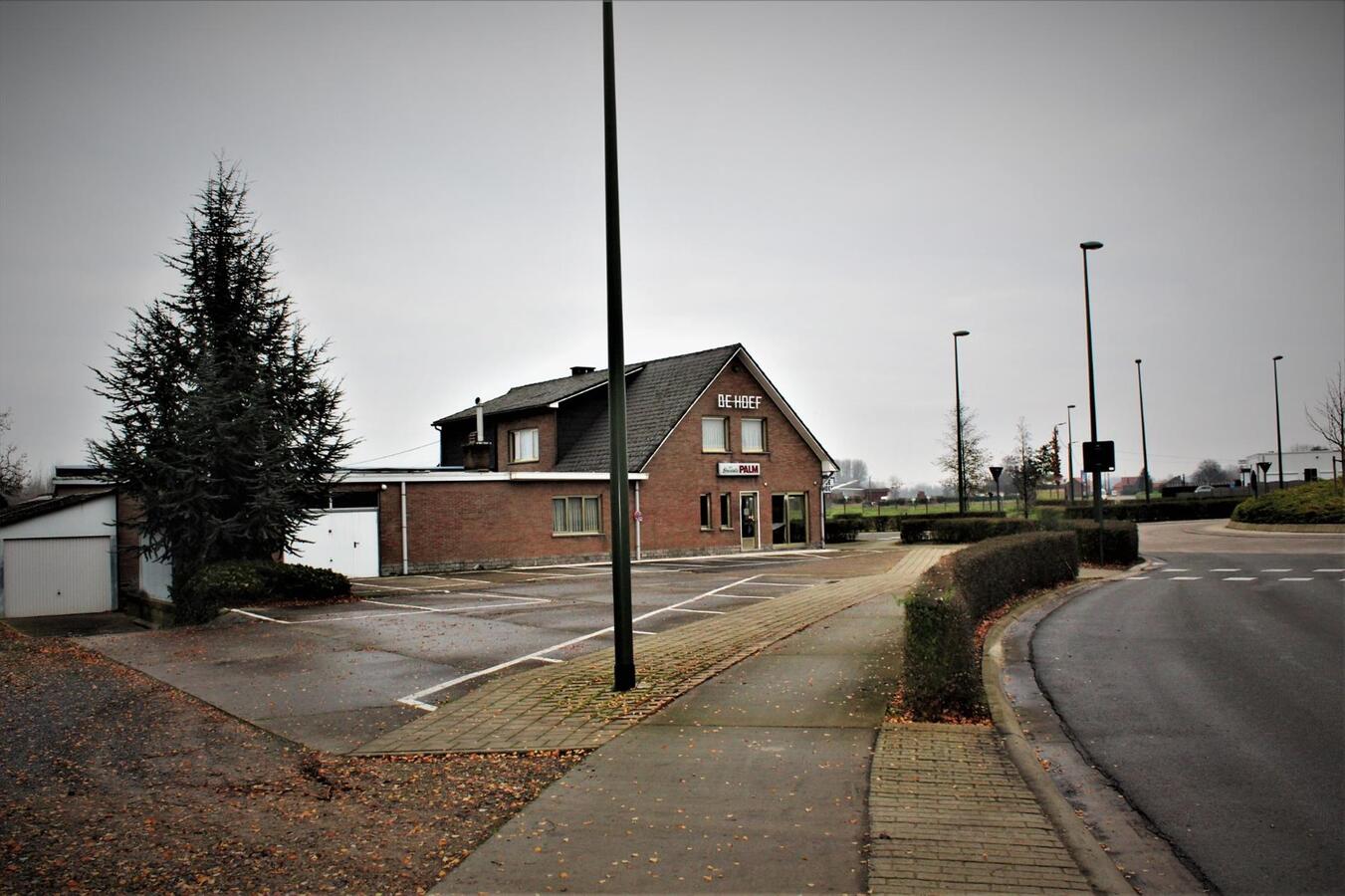 Woning (5 slaapkamers) met vergunde horecazaak (caf&#233;), studio, recreatieterrein en weides op ca. 1.5ha te Kortenaken (Vlaams-Brabant) 