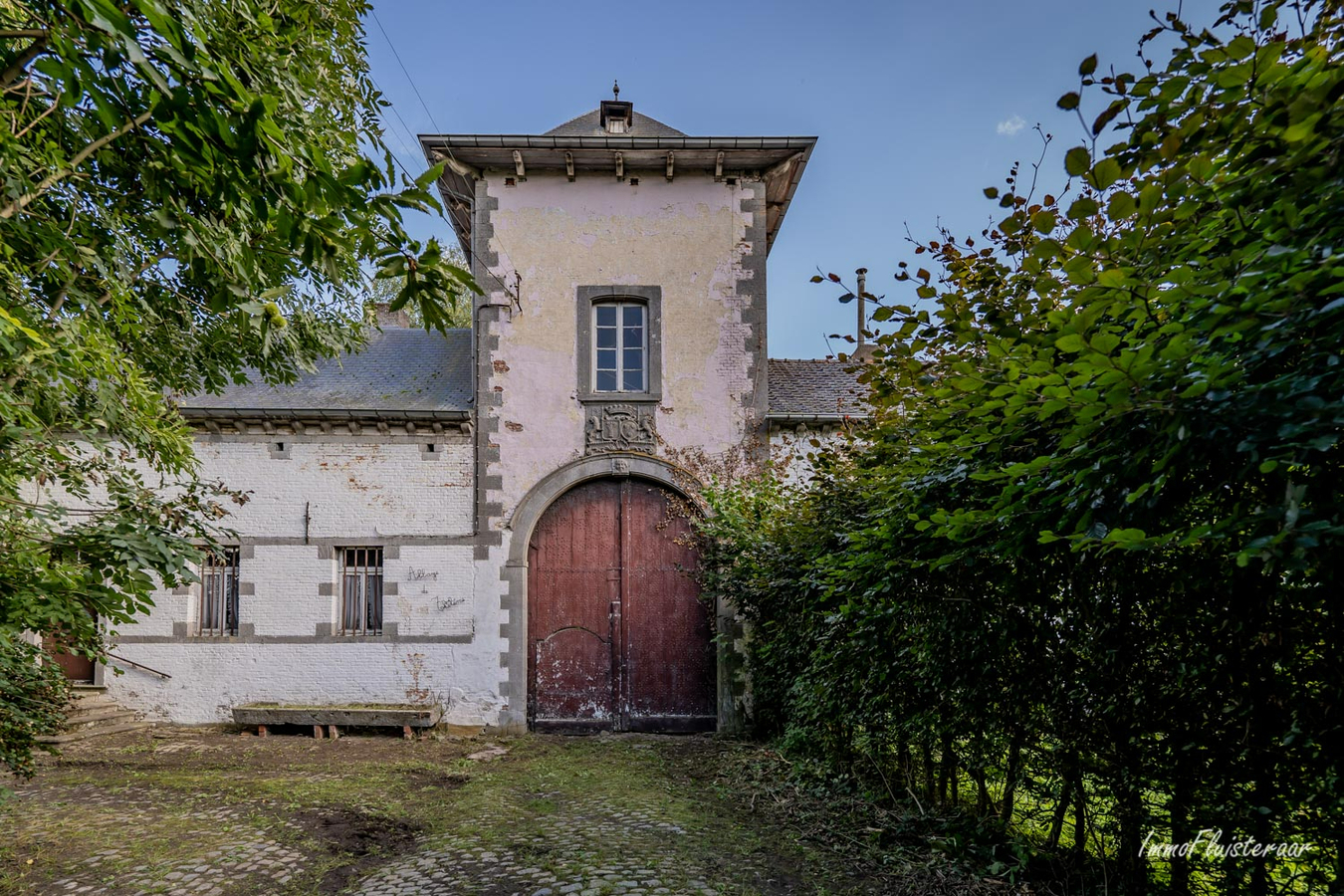 Te renoveren karaktervolle historische hoevewoning met stallingen, binnenkoer, dreef en weiland op ca. 1,36ha te Rebecq (Waals-Brabant) 