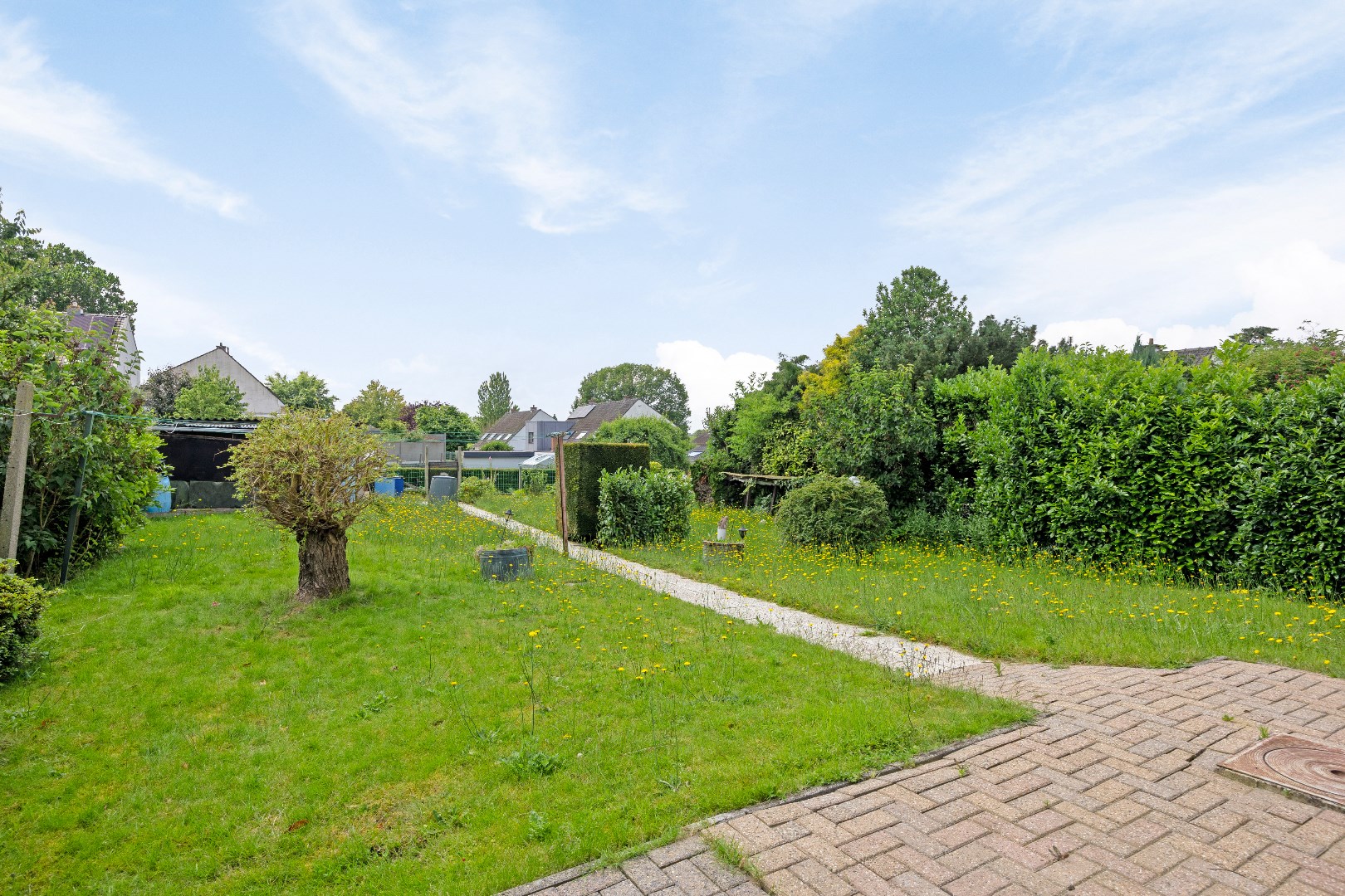 Te renoveren bungalow met 2 &#224; 3 slaapkamers, ruime garage en zuidwest ge&#246;rienteerde tuin 