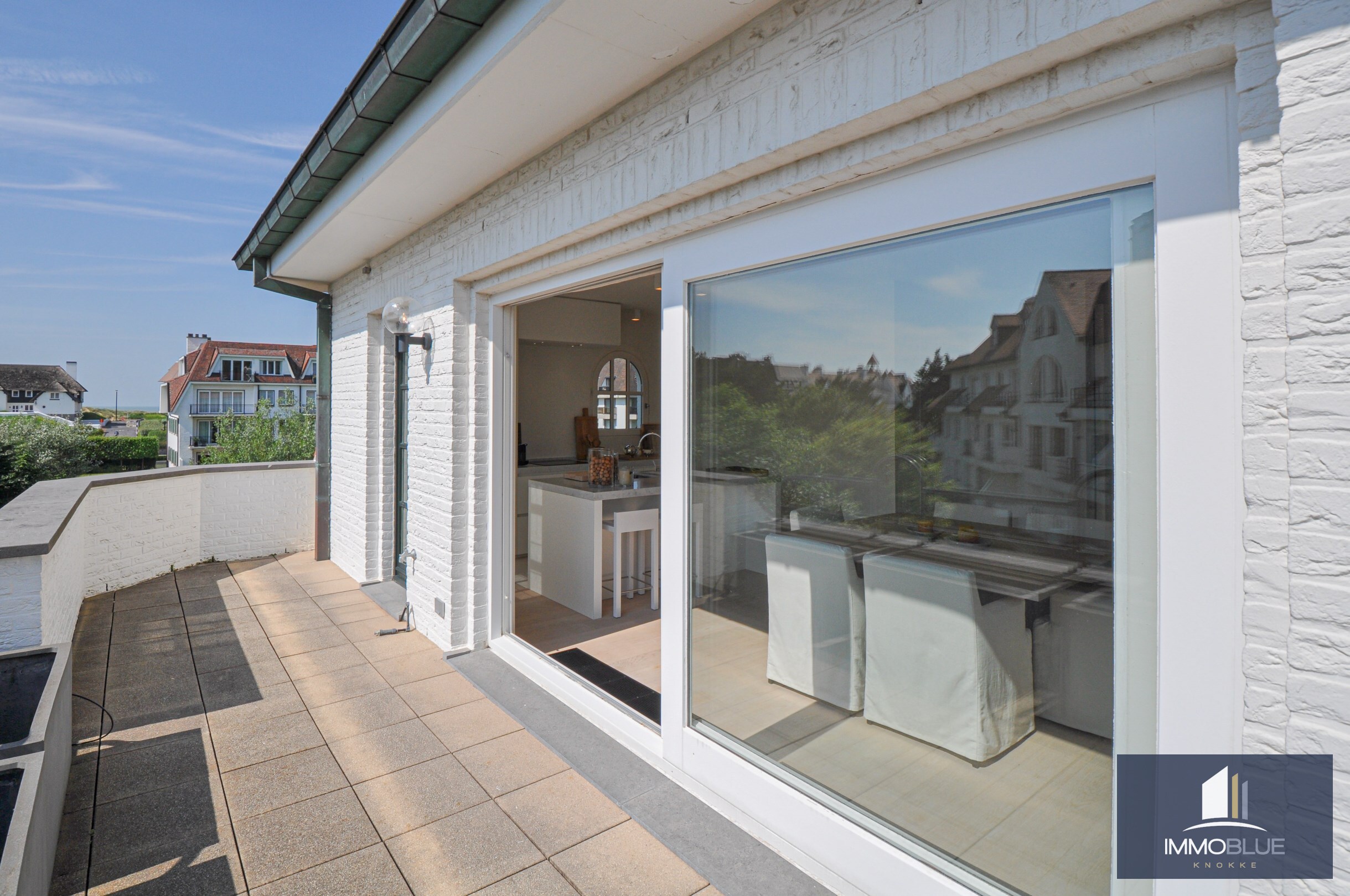 Subliem hoekappartement met ruime terrassen gelegen in het prestigieuze domein Tennis Garden. 