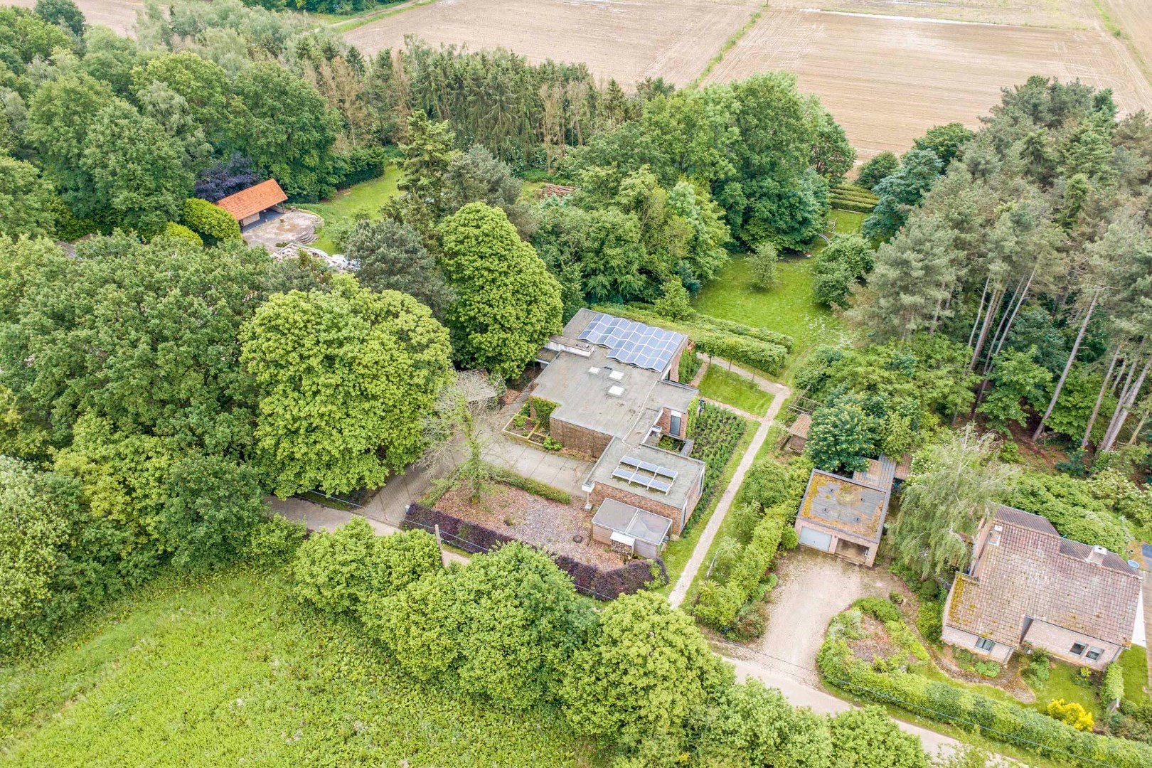 Unieke architectenwoning gelegen aan het einde van een doodlopende straat met 4 slaapkamers - EPC 194 kWh/m&#178; - bewoonbare oppervlakte 407 m&#178; 