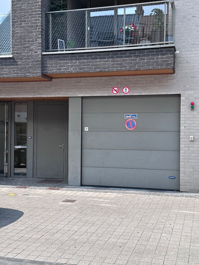 Ondergrondse garage met ervoor autostaanplaats in het centrum Gistel 