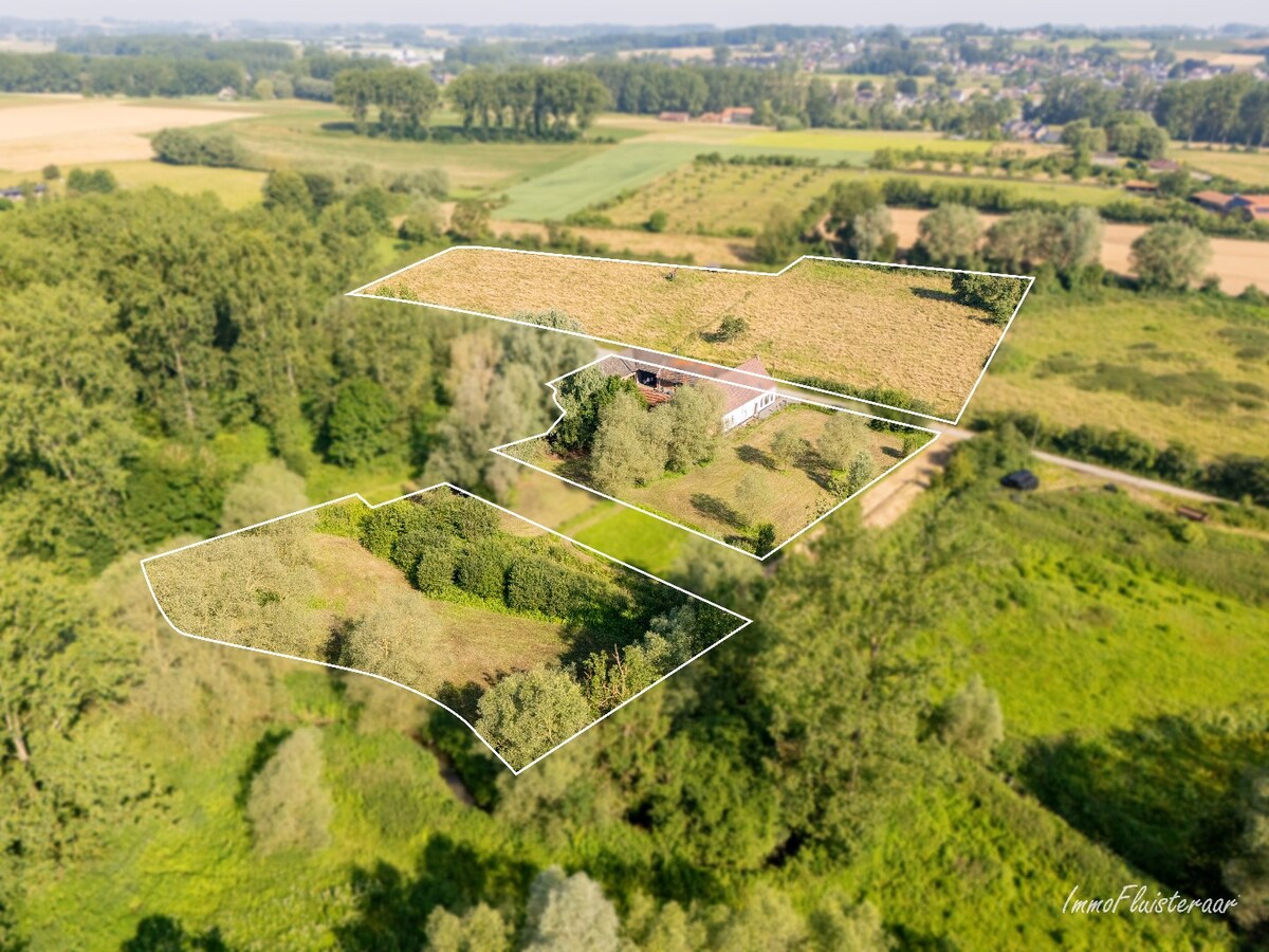 Idyllisch gelegen te renoveren vierkantshoeve met bijgebouwen 