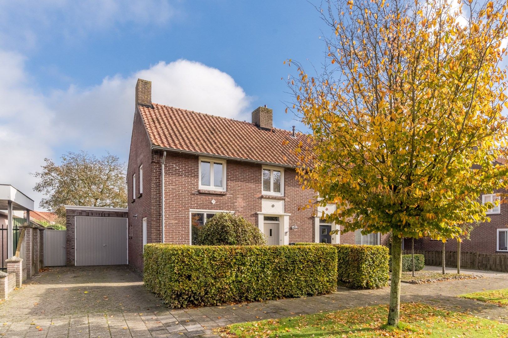 Smaakvol gemoderniseerde en uitgebouwde tweekapper met inpandige garage en diepe tuin. Energielabel C. 