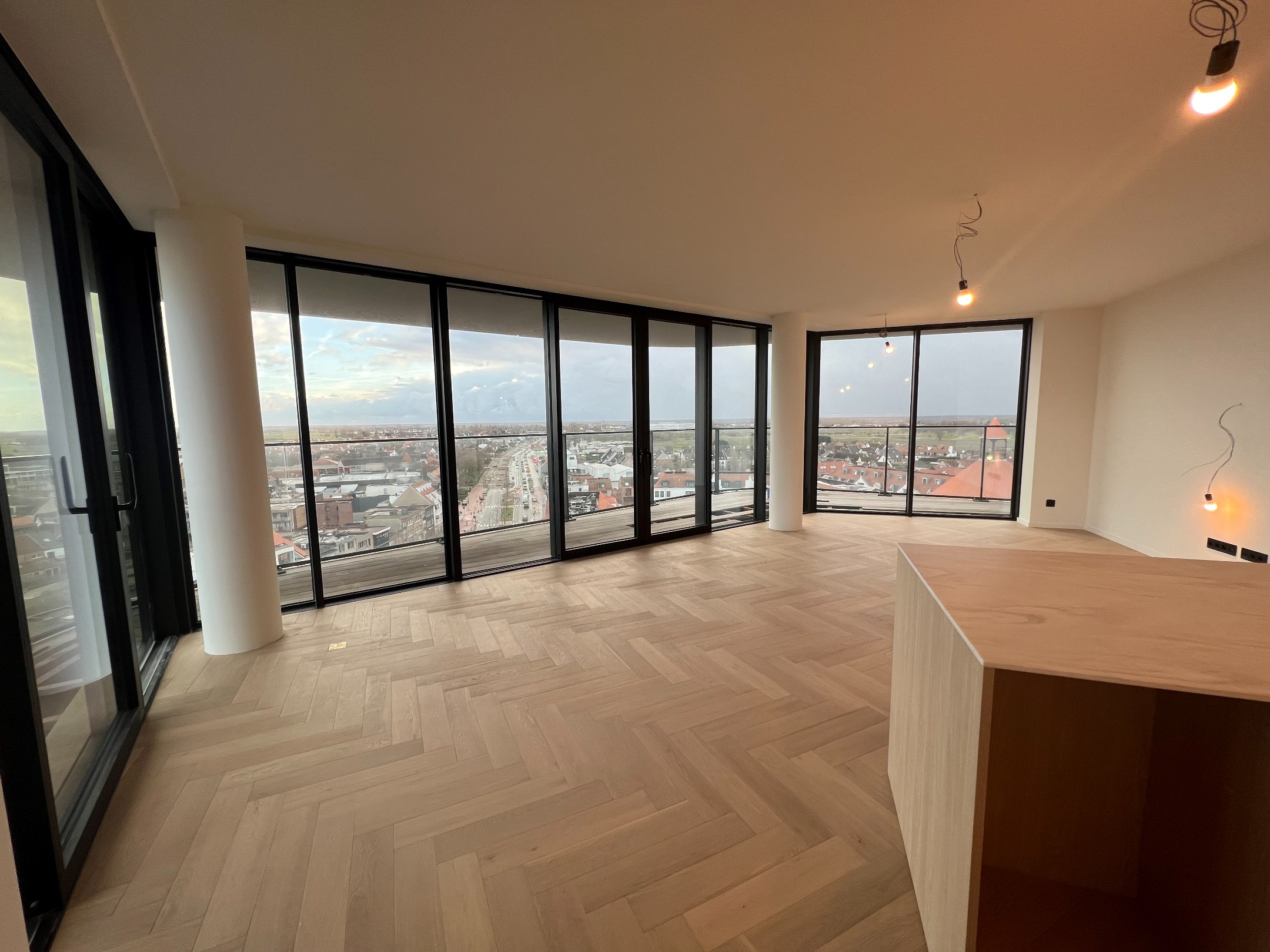 Magnifique appartement neuf fini avec soin, situ&#233; au 6&#232;me &#233;tage de The Tower &#224; Duinenwater. 