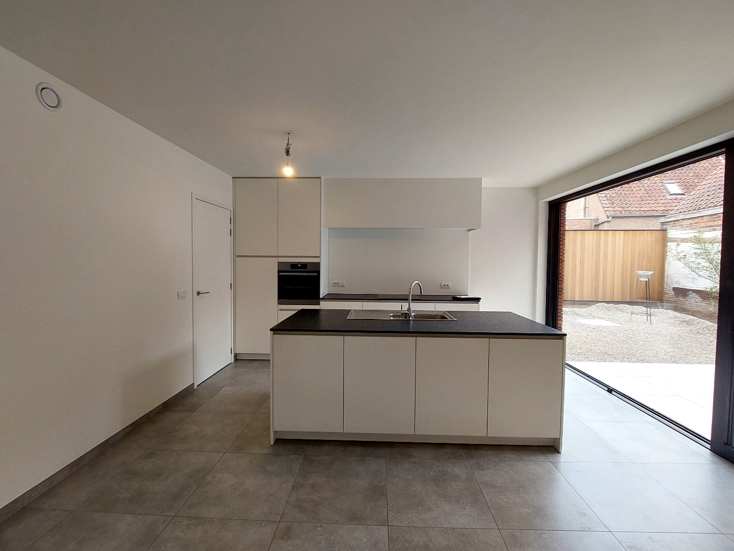 Modern gelijkvloers appartement met tuin en twee slaapkamers 