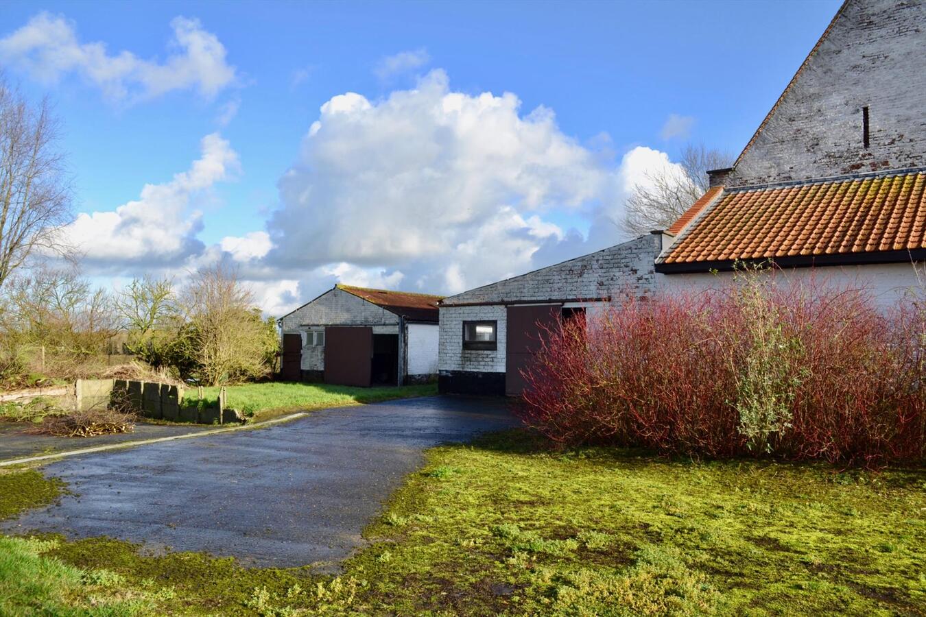 Idyllische hoeve met 7 paardenstallen op ca. 2,25 Ha te Klerken (Houthulst) 