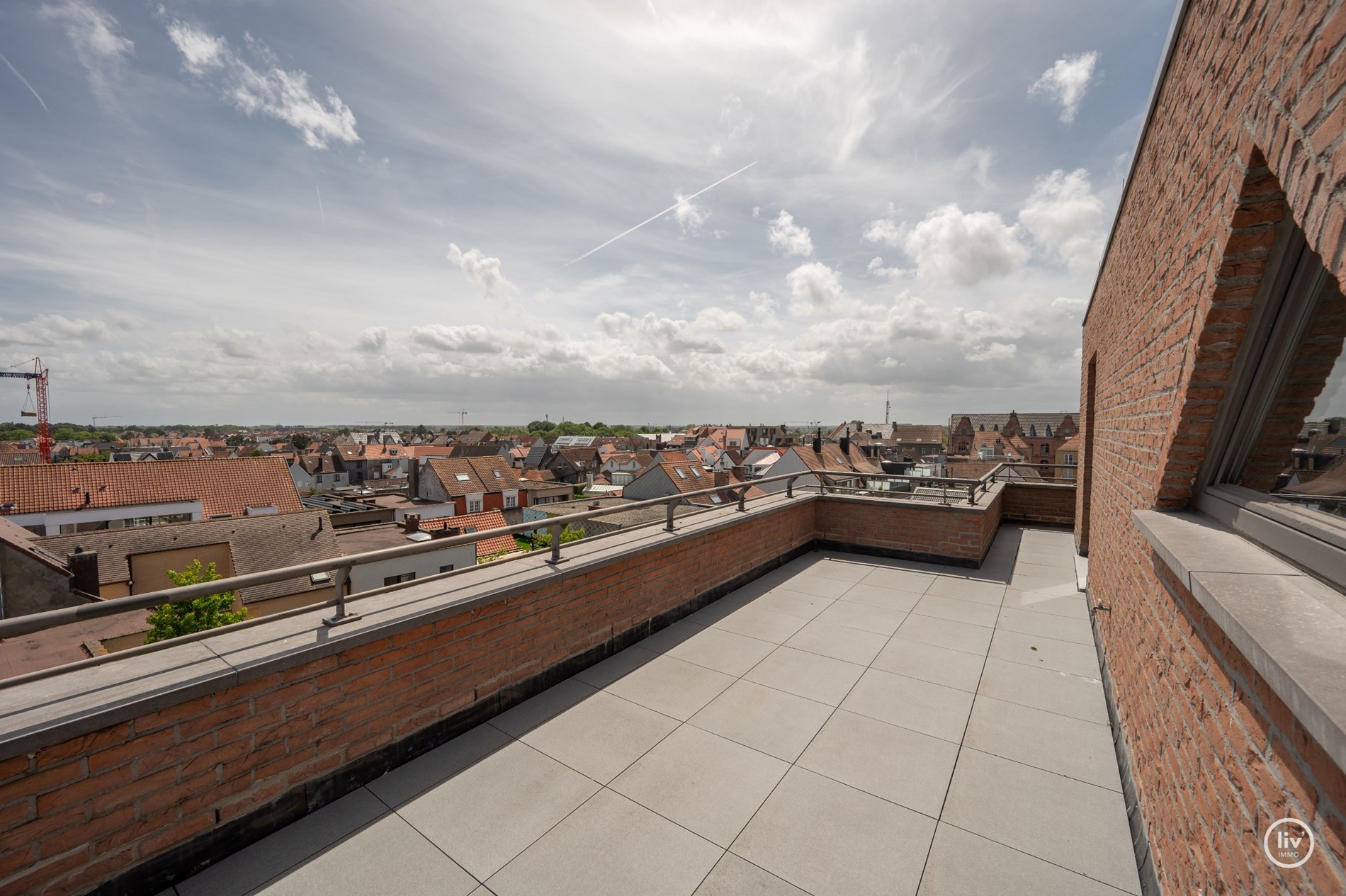 “Unieke Penthouse (1992) te koop op een toplocatie in Knokke –3 -kamerappartement met uitzonderlijke zonneterrassen van meer dan +/- 200m2 . 