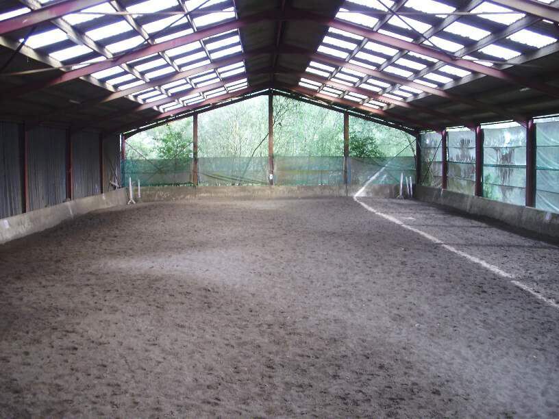 Hoeve met manegecomplex op ca. 2ha nabij Brussel 