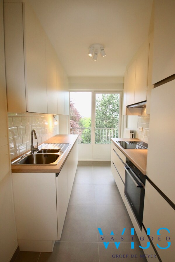 Gerenoveerd 2 slaapkamerappartement met garage te Evergem! 