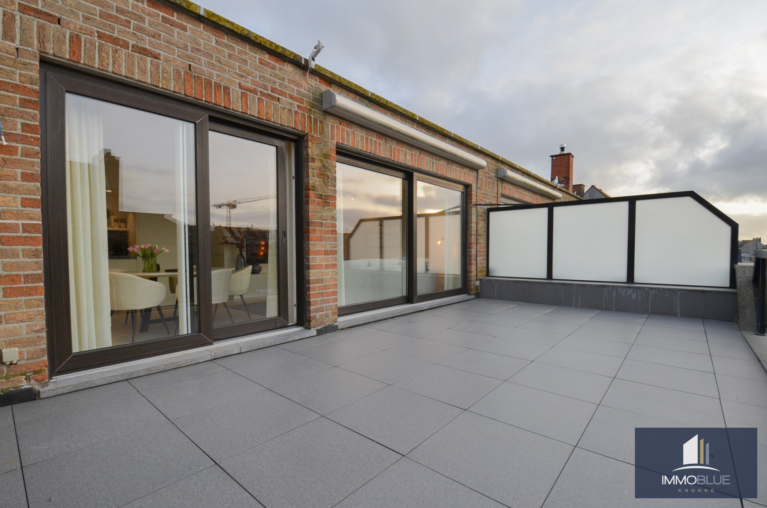 Volledig gerenoveerde penthouse met twee ruime terrassen (+/- 50 m&#178;) gelegen op een boogscheut van de zee. 