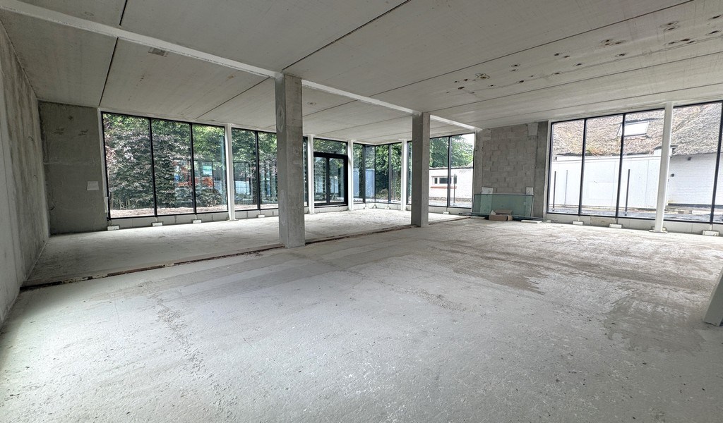 Nieuwbouw kantoorgebouw met appartement te koop in Gent
