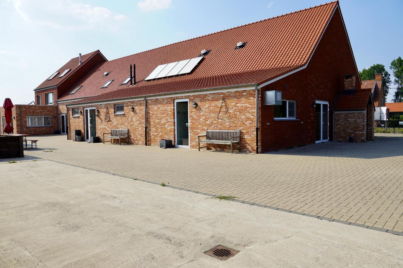 Gerenoveerde hoeve met paardenstallen en buitenpiste op ca. 1,6 ha te Vlimmeren 