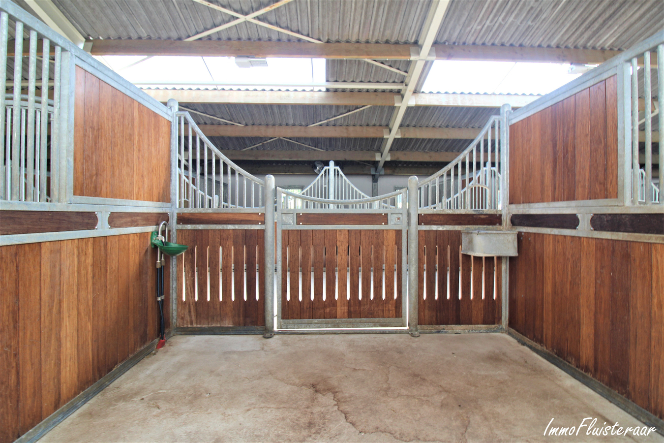 Professional recently built equestrian center on more than 3ha at Hannut (Luik/Li&#232;ge; Belgium) 