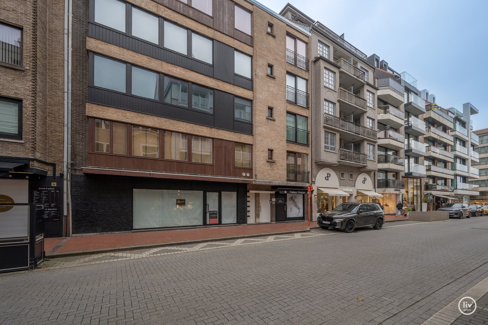 Appartement en duplex avec finitions uniques et de belles terrasses situ&#233; du c&#244;t&#233; sud de la Kustlaan, &#224; proximit&#233; du Driehoeksplein. 