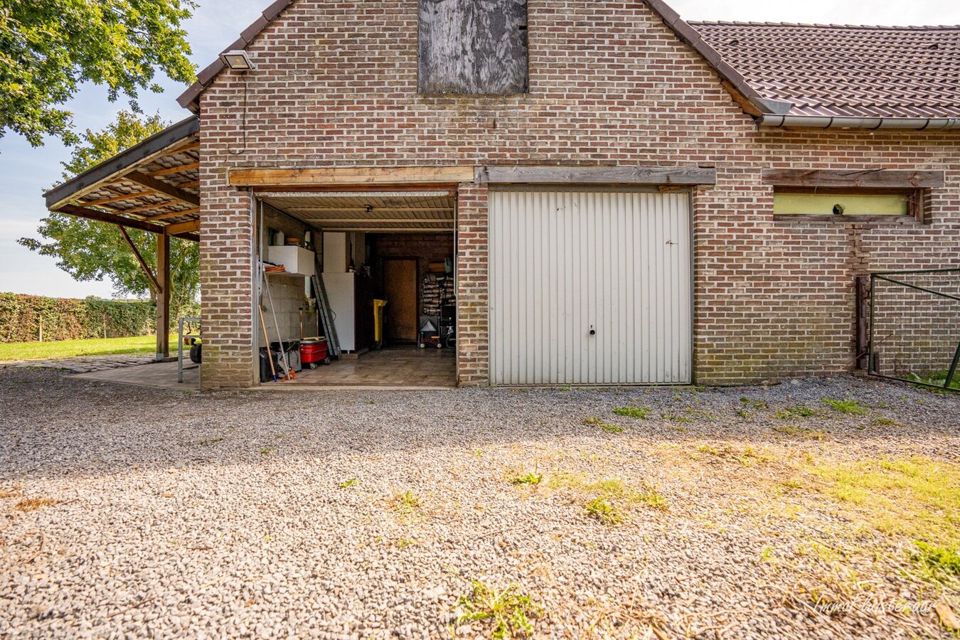 Neat house with 4 stables on approximately 75 acres in Tielt-Winge (Flemish Brabant) 