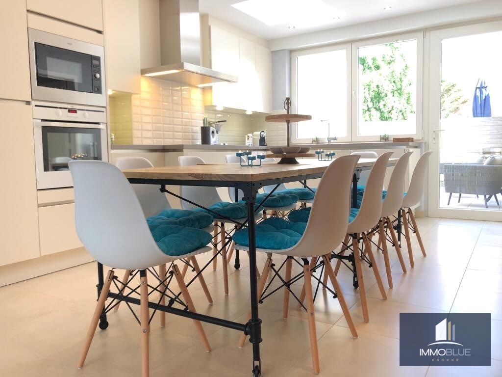 Ruime woning met inpandige garage en een ruim terras . 