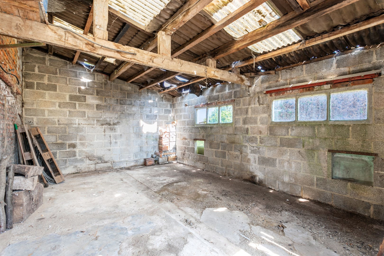Maison &#224; r&#233;nover avec 3 chambres, entrep&#244;t et prairie sur 59a dans le cadre verdoyant de Pepingen. 