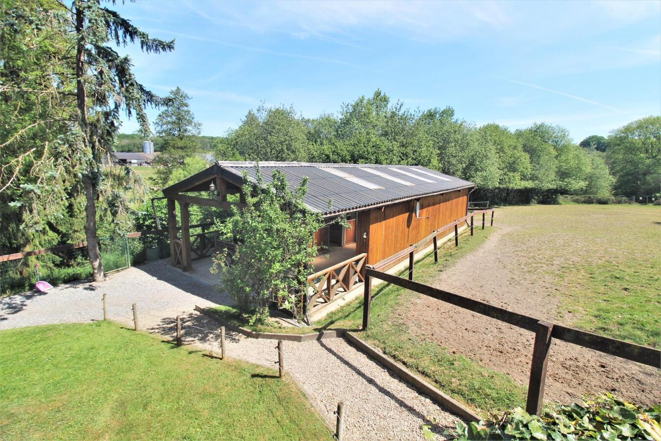 EN OPTION - Habitation avec &#233;curie, piste ext&#233;rieure et terrain sur environ 76a &#224; Somme-Leuze (Namur) 