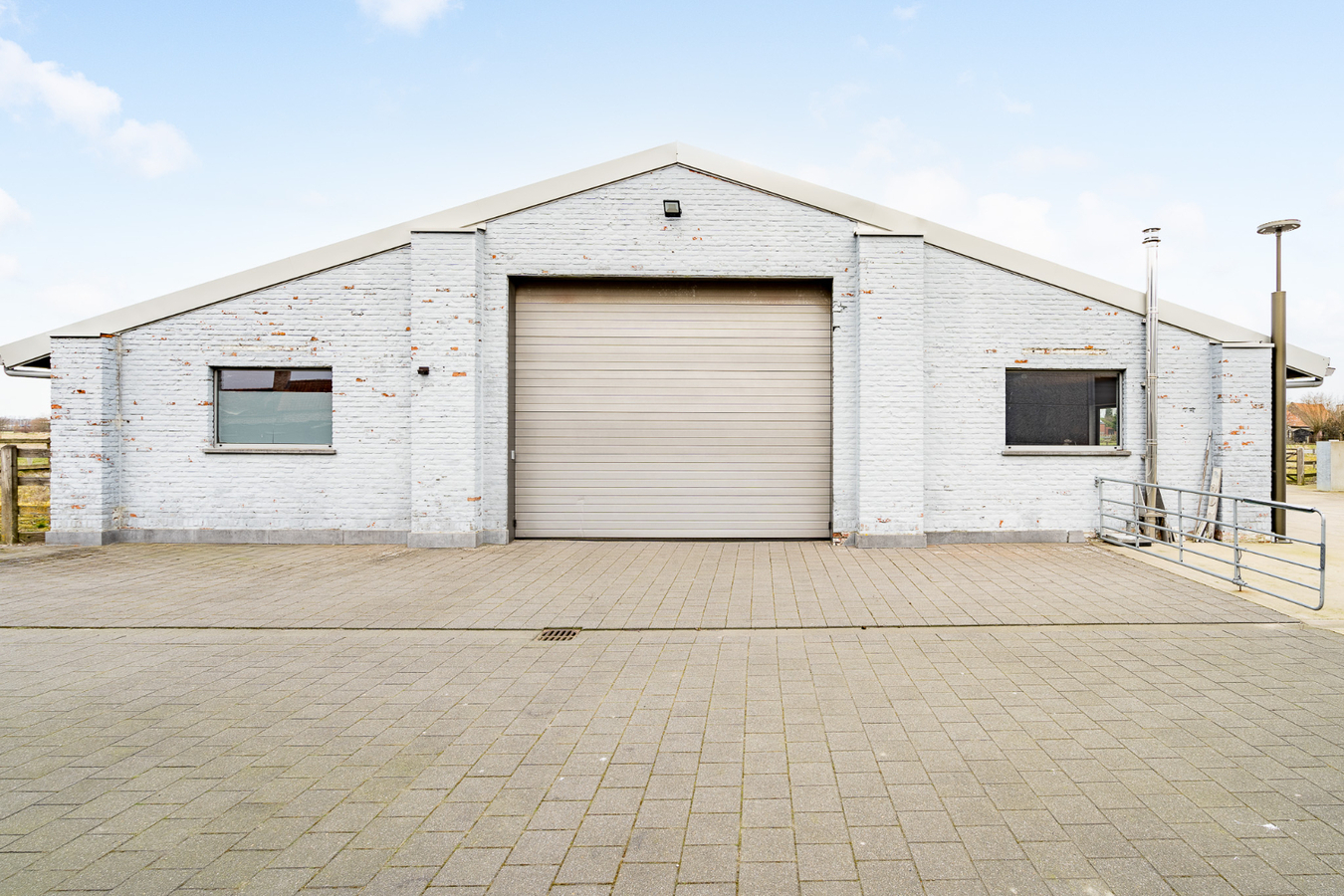 Landelijk gelegen hofstede met loodsen en weilanden op ca. 1,1ha te Zedelgem 