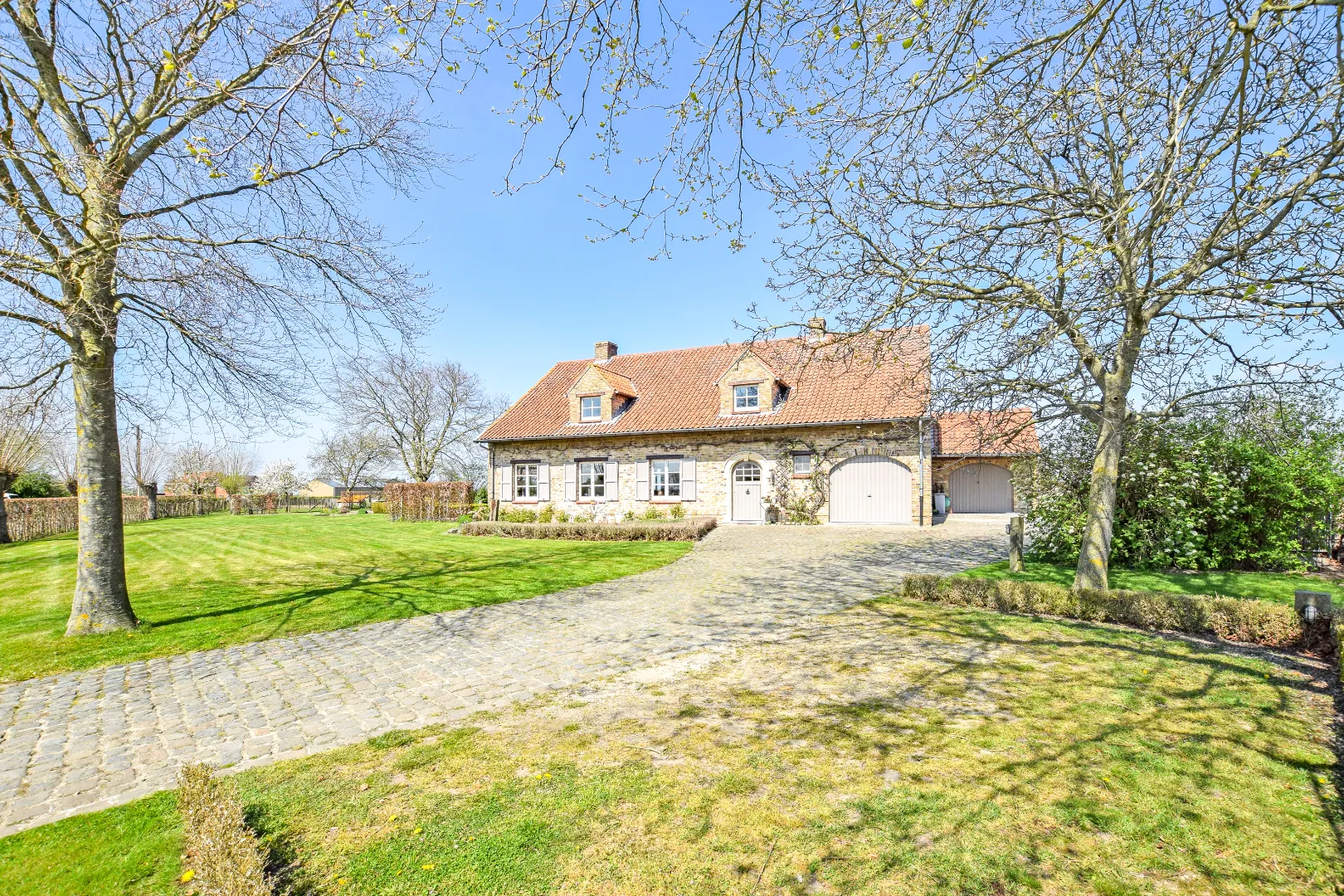 Prachtig landhuis in een oase van rust op 2150m² te Merkem!