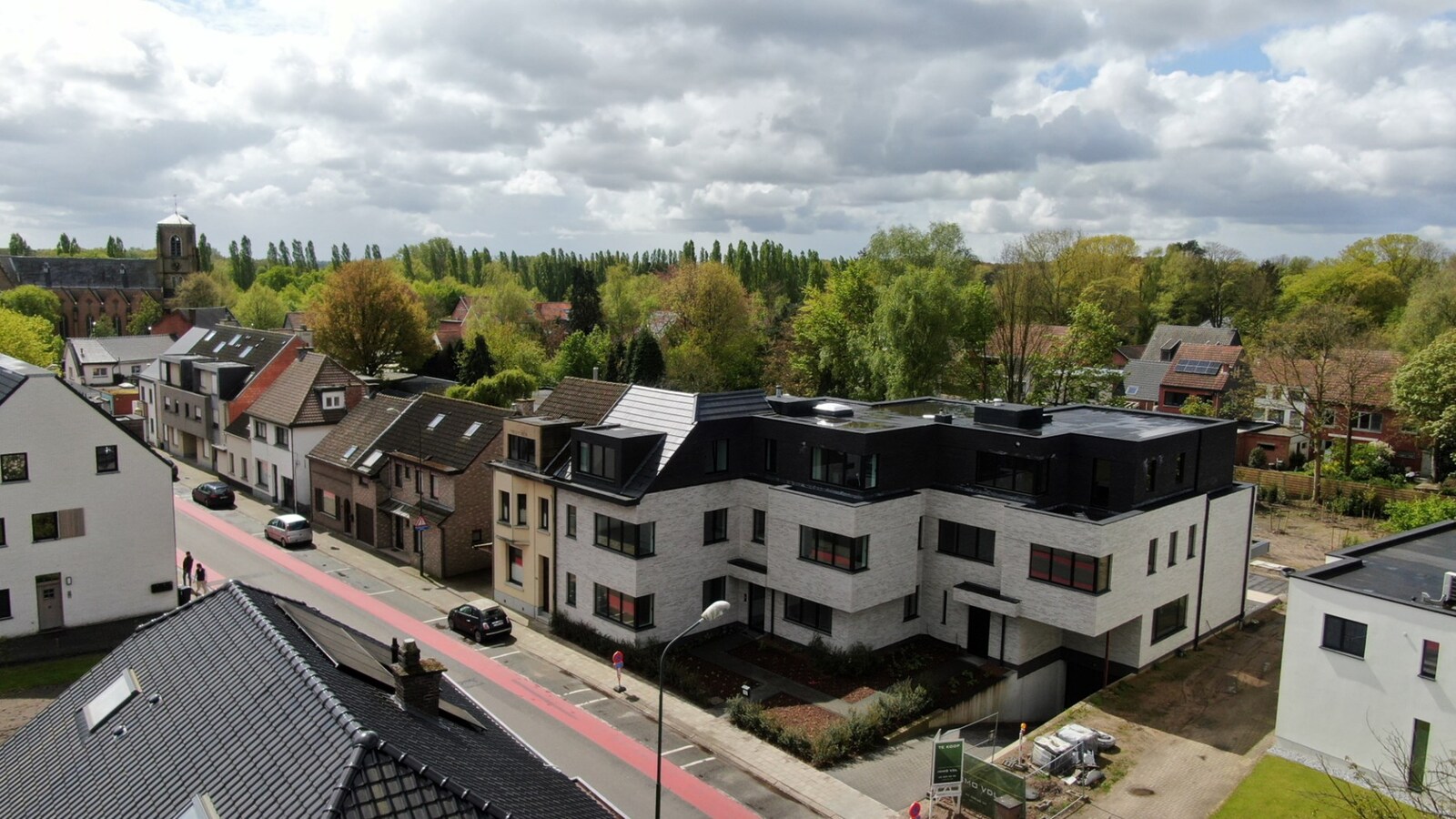 Luxueus nieuwbouw villa-appartement  van 168 m&#178; met 3 slaapkamers + ondergrondse garage en kelder in kleine residentie 