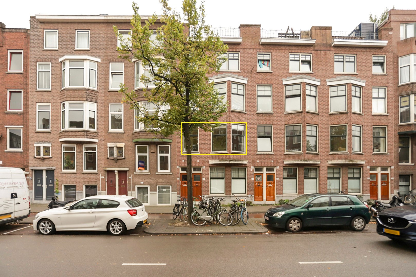 Kopers opgelet! Zonder te klussen te betrekken 4-kamer bovenwoning gelegen op de 1e en halve 3e verdieping, met moderne keuken en badkamer, 3 slaapkamers, balkon op het zuiden en dakterras! 