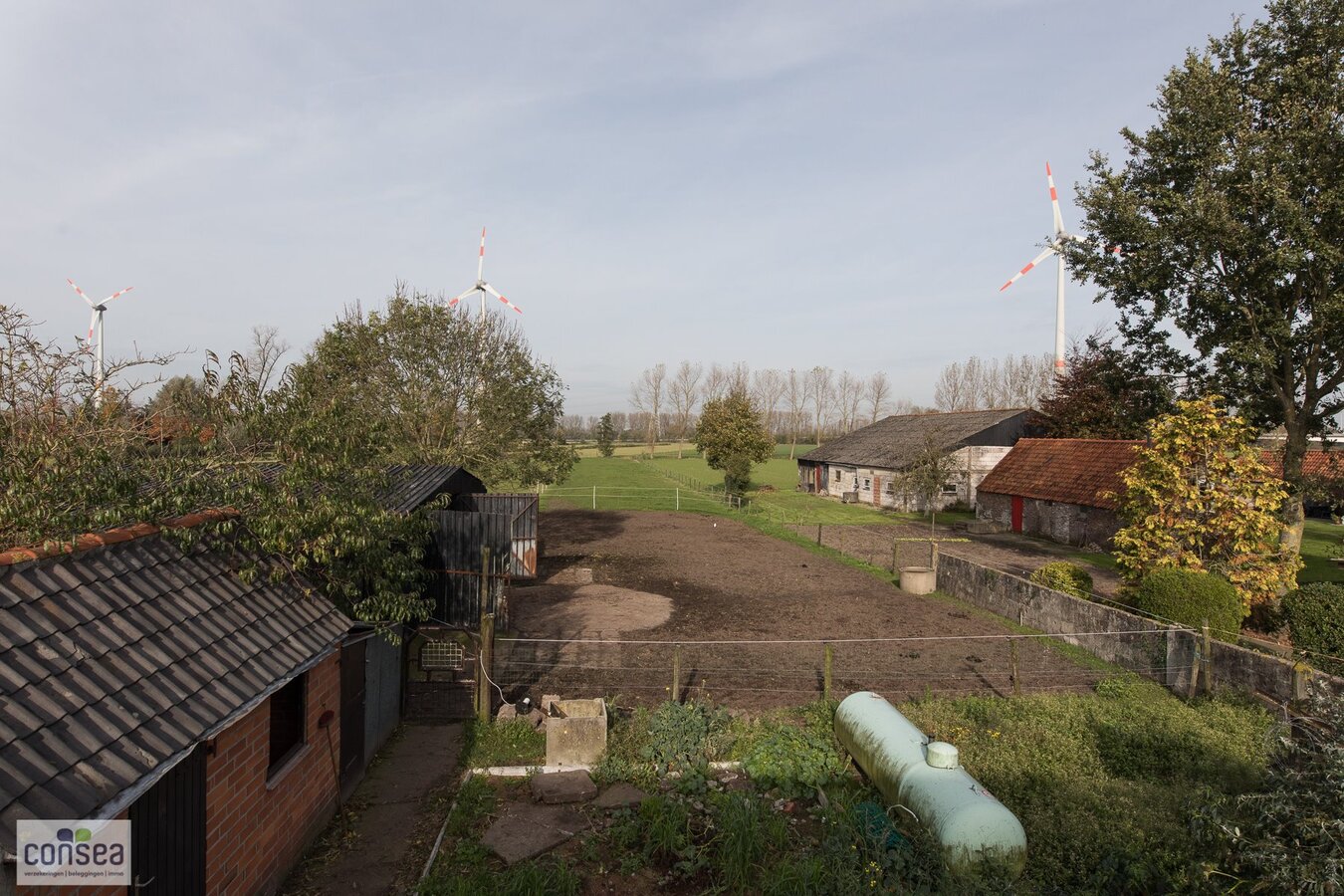 TE KOOP: SUBLIEM GELEGEN HOEVE OP EEN BUITENGEWONE OPPERVLAKTE. 