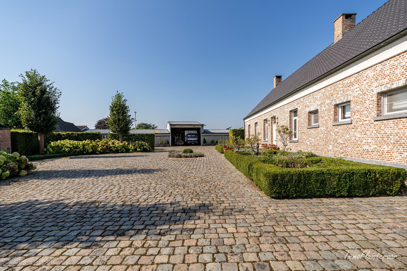 Hoogwaardig afgewerkte villa met stalgebouw en aanpalende weides op ca. 1,7 ha  te Herenthout 