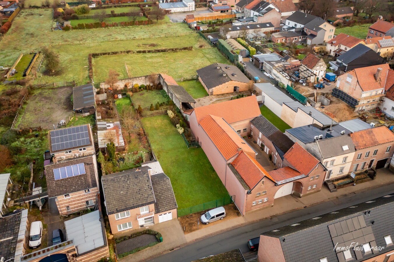 Unieke vierkantshoeve met stalgebouwen op 30a25 te Riemst 