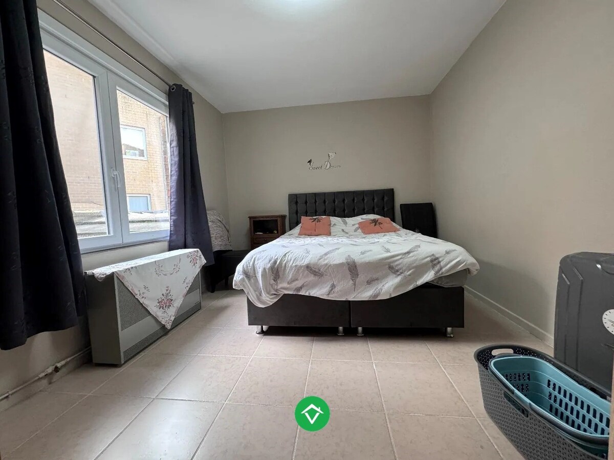 Opbrengsteigendom te koop met ruime garages in Oostende 