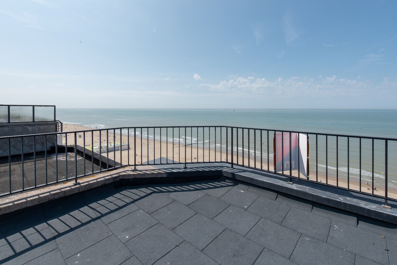 Instapklare Penthouse met 2 ruime terrassen op de zeedijk 