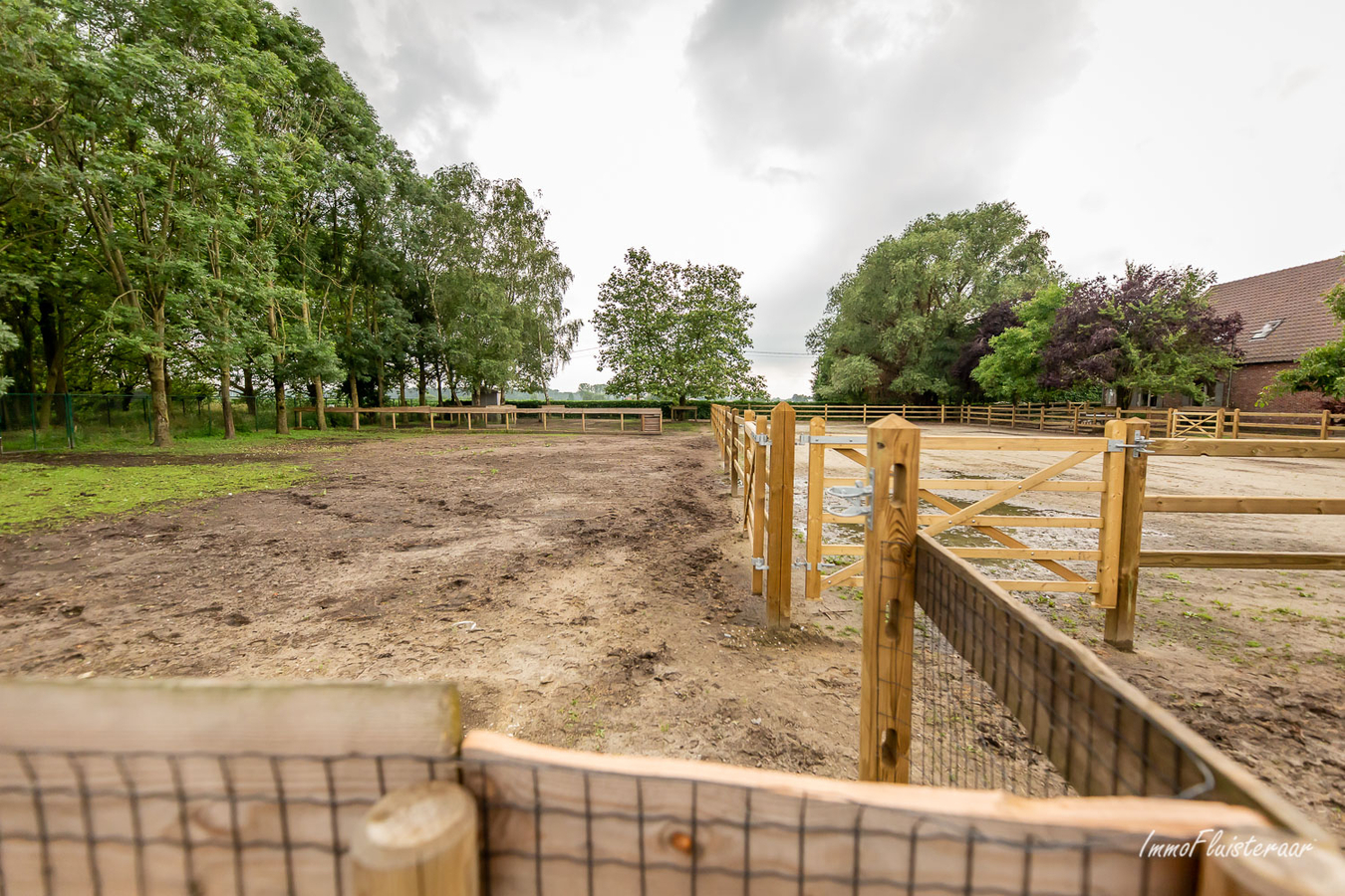 Prachtige villa in landelijk kader met stalgebouw en aanpalend grasland op 8.862m&#178;. 