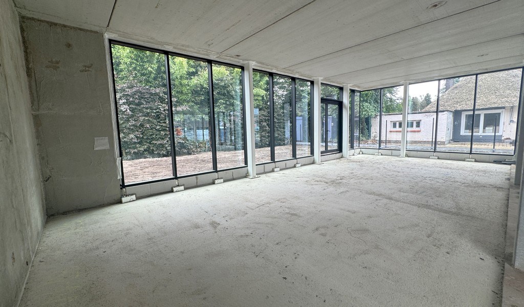 Nieuwbouw kantoorgebouw met appartement te koop in Gent