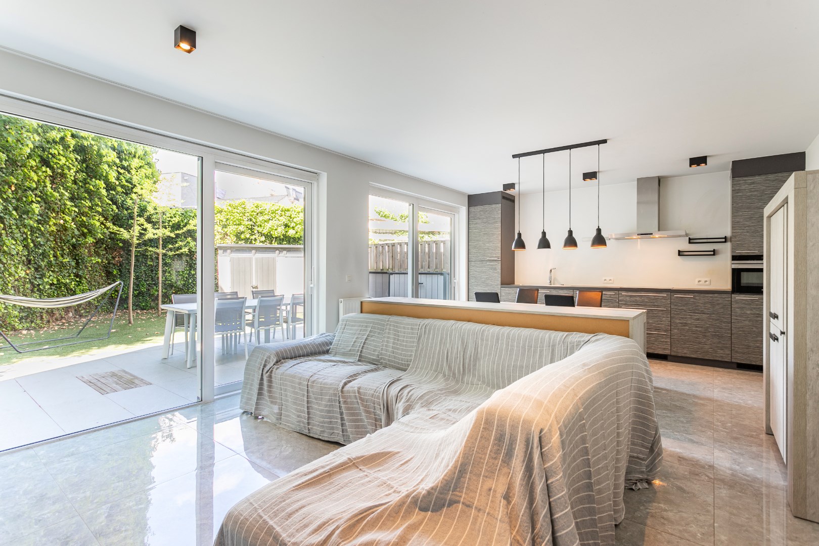 Recent gelijkvloersappartement met TUIN, 2 slaapkamers, terras en kelderberging 