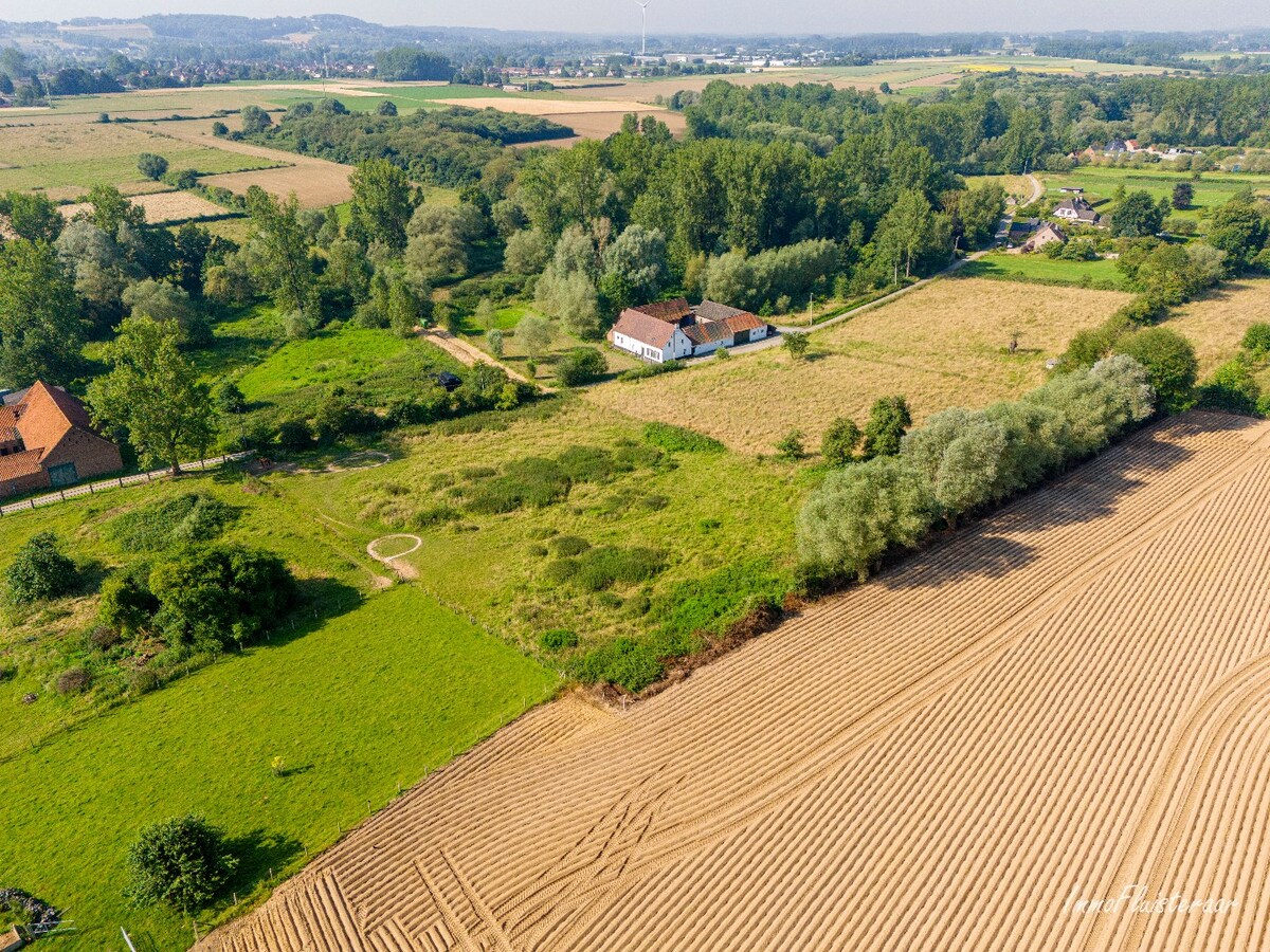 Idyllisch gelegen te renoveren vierkantshoeve met bijgebouwen 