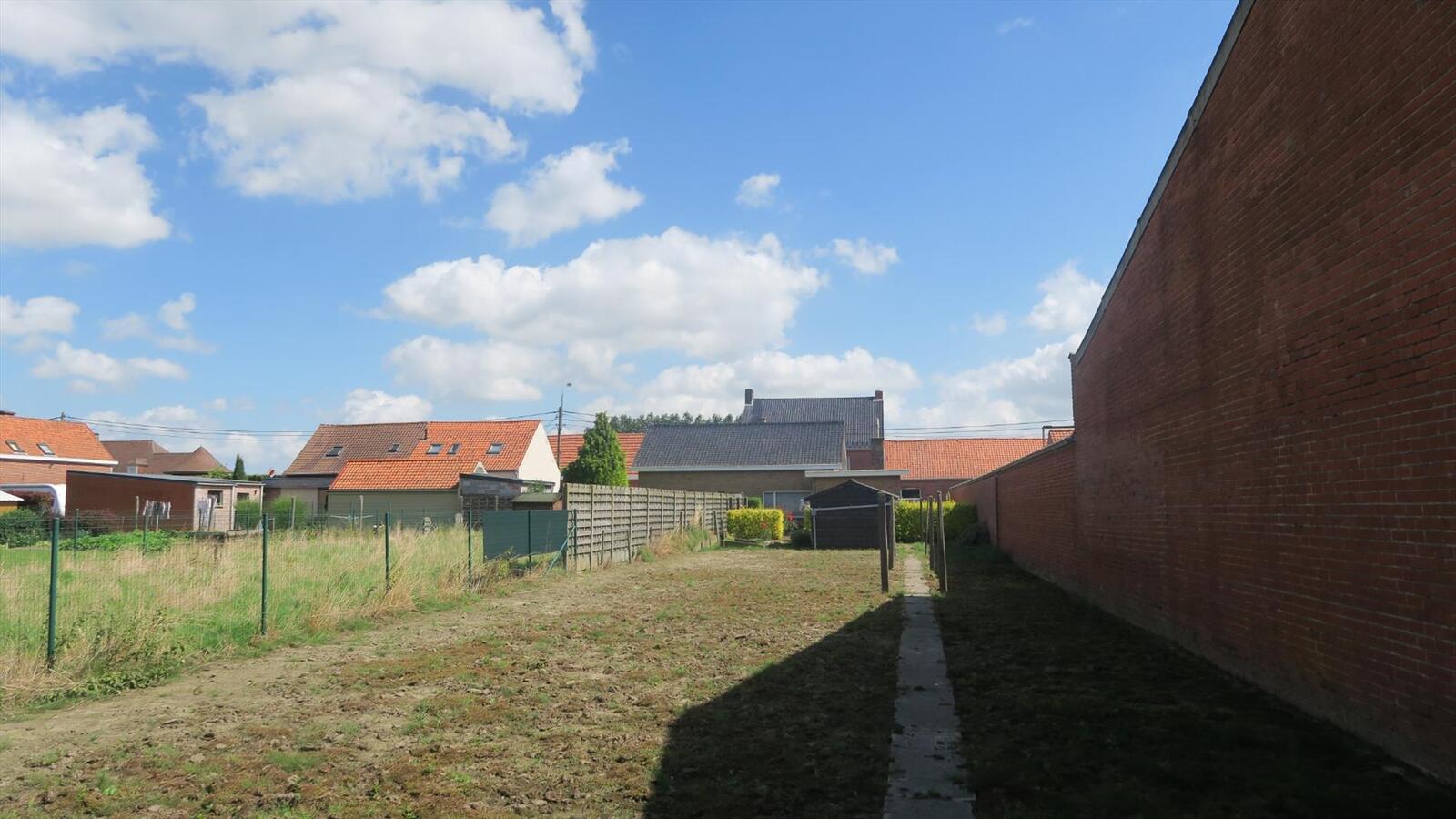 Degelijke open woning op ruim perceel van 843m&#178; 