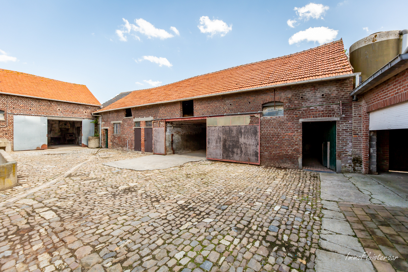 Landelijk gelegen vierkantshoeve op ca. 1ha (uitbreiding met ca. 6ha mogelijk) te Binkom (Lubbeek/Vlaams-Brabant) 