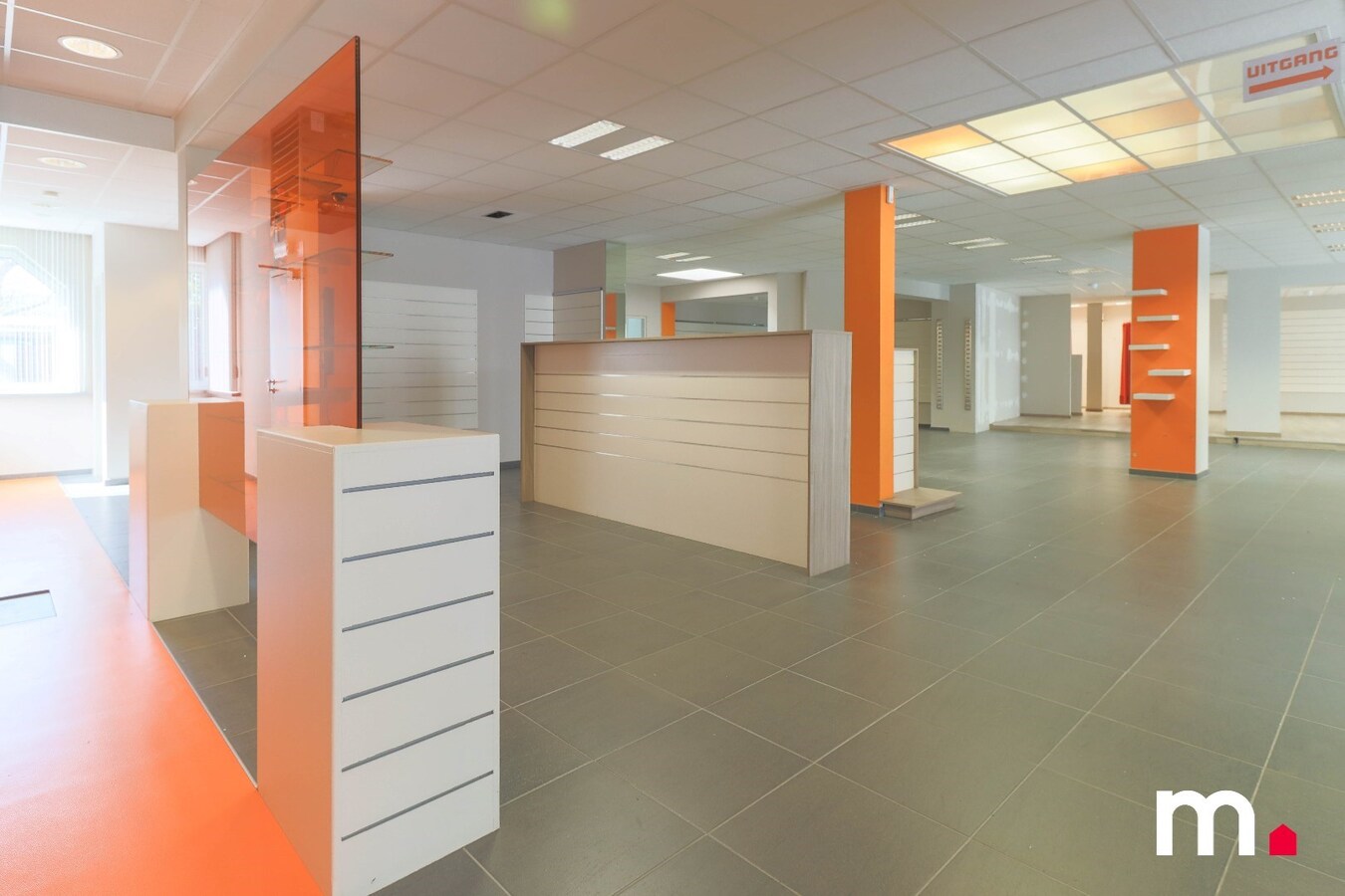 Te huur centraal gelegen polyvalent handelspand te Wevelgem ! 